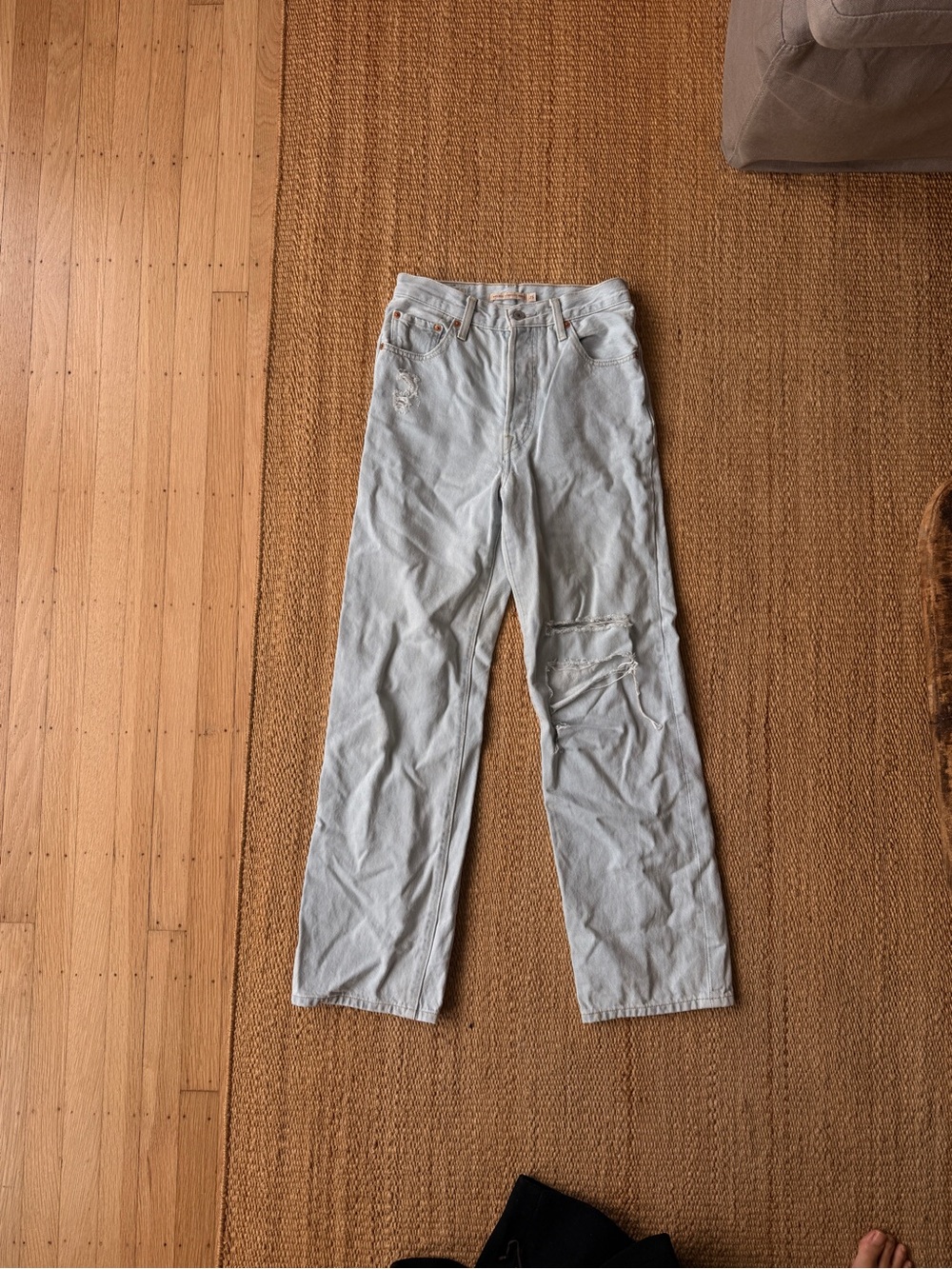 Levi’s Ribecage Straight Ankle with Rips - Picture 4 of 5